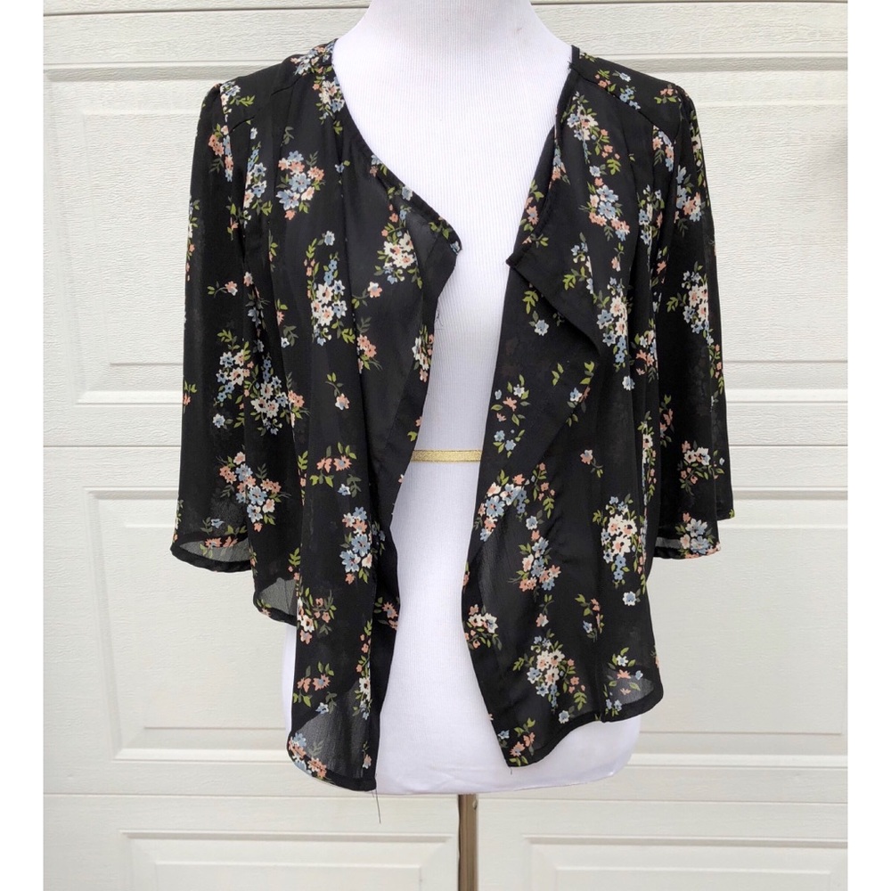 Beautiful Black floral kimono 🌸🌼